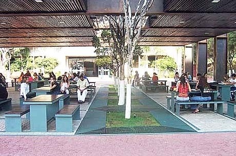 Detalhe da grelha metálica sobre caixa de drenagem pluvial<br />Imagem dos autores do projeto 