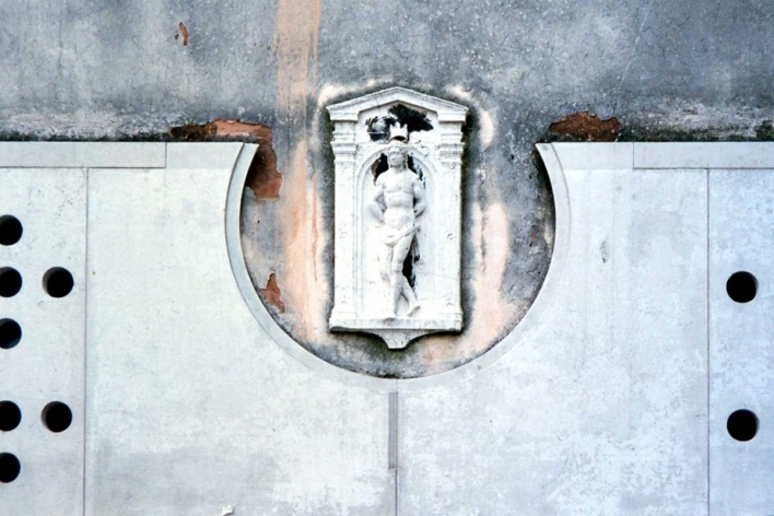 Detalhe da entrada da Faculdade de Letras e Filosofia em San Sebastiano. Arquiteto Carlos Scarpa<br />Foto Renato Anelli 