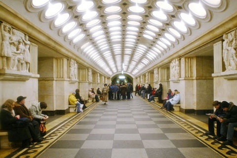 Estação de metrô Elektrozavodskaya, com  teto coberto por 318 nichos de lâmpadas incandescentes 