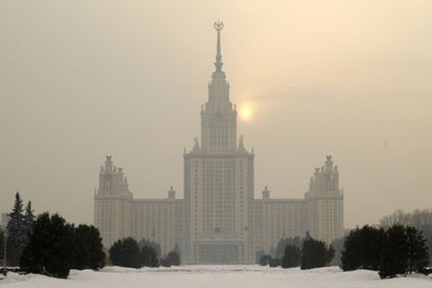 Universidade de Moscou, edifícios neogóticos construídos durante o regime soviético 