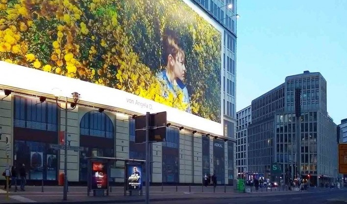 Outdoor (primeiro plano) na esquina da Ebertstraße com a Potsdamer Straße. Ao fundo (direita), edifício comercial e residencial contornando a Leipziger Platz. Projeto de Christoph Langhof<br />Foto Marcos Sardá Vieira, ago. 2016 