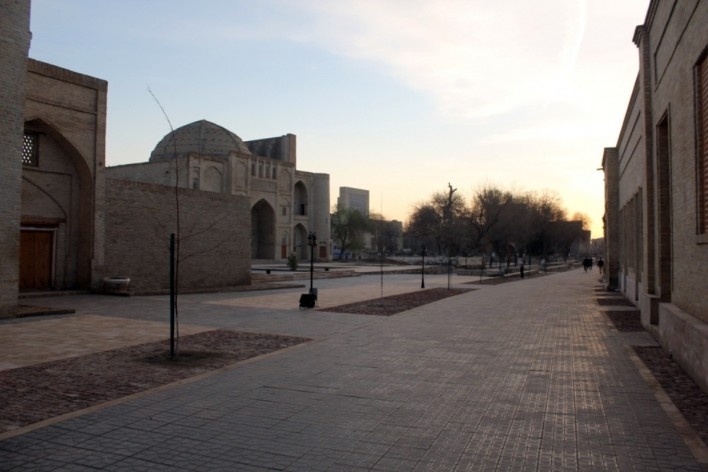 Vista do alinhamento sul da Praça Lyabi-Hauz, em Bukhara. O uso dos materiais enfatiza discretamente os acessos às edificações. Cria ainda uma dupla faixa de mobiliário urbano - ao longo das fachadas e do corredor de circulação<br />Foto José Júlio Rodrigues Vieira 