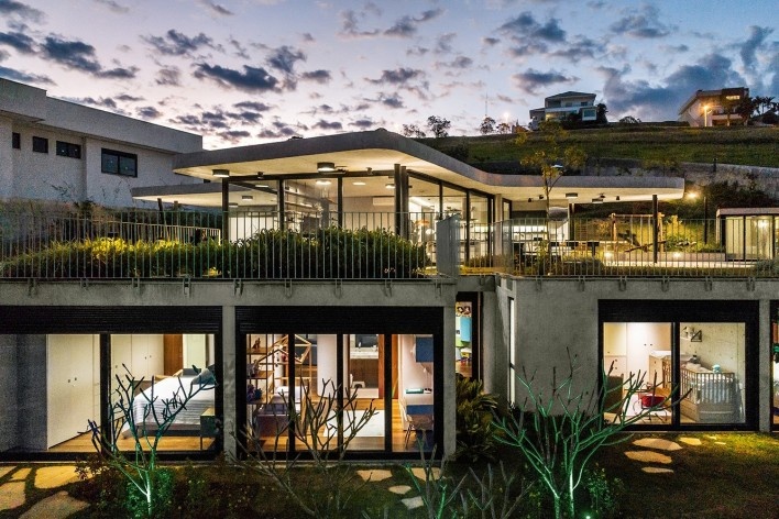 Casa LLF, São José dos Campos SP Brasil, 2019. Arquitetos João Paulo Daolio e Thiago Natal Duarte (autores) / Obra Arquitetos<br />Foto/photo Pedro Mascaro 