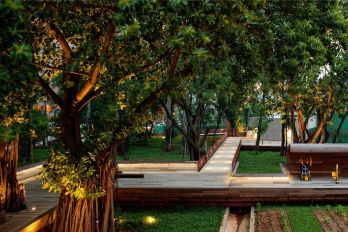 Praça Victor Civita - Museu Aberto da Sustentabilidade, vista interna da praça, São Paulo. Levisky Arquitetos Associados, 2008<br />Foto Nelson Kon 