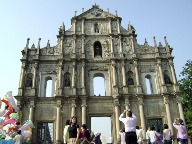 Na fachada frontal da Igreja de São Paulo o multi-culturalismo luso-chinês<br />Foto Luiz Henrique Proença Soares 