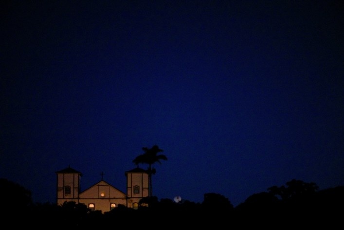 Aspecto da Igreja Matriz de Nossa Senhora do Rosário no fim do crepúsculo vespertino<br />Foto Fabio Lima 