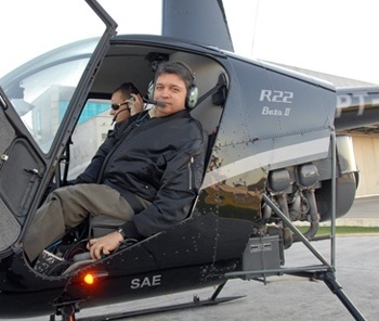 Geraldo Nunes no helicóptero<br />Foto João Paulo  [Revista Asas]