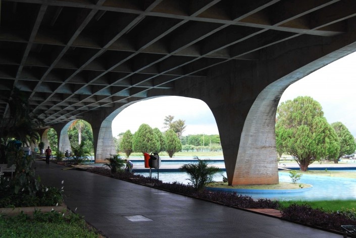 Escola Superior de Administração Fazendária – ESAF, circulação da fachada de acesso, Brasília DF<br />Foto Daniel Corsi 