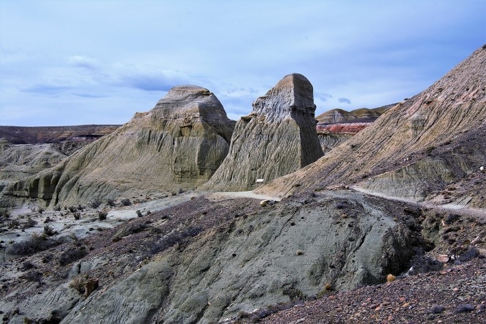 A erosão vai desnudando os solos e revelando suas camadas. Bosque Petrificado, Sarmiento, Estado de Chubut, Argentina<br />Foto Diana Souza 