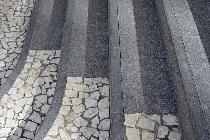 Praça e ladeira da Barroquinha, desenho dos degraus. Metro arquitetos associados<br />Foto Ilana Bessler 