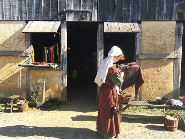 Em frente a uma das casas, uma amante da tecelagem e produção de acessórios desenvolve atividade experimental<br />Foto Ana Carolina Brugnera / Lucas Bernalli Fernandes Rocha 