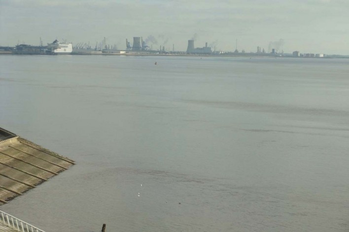 Vista a partir de The Deep. A atração turística tem uma varanda, da qual é possível apreciar a paisagem; perto dali, é possível avistar as chaminés de usinas nucleares, bem como siderúrgicas, indústrias químicas etc<br />foto André Fontan Köhler 