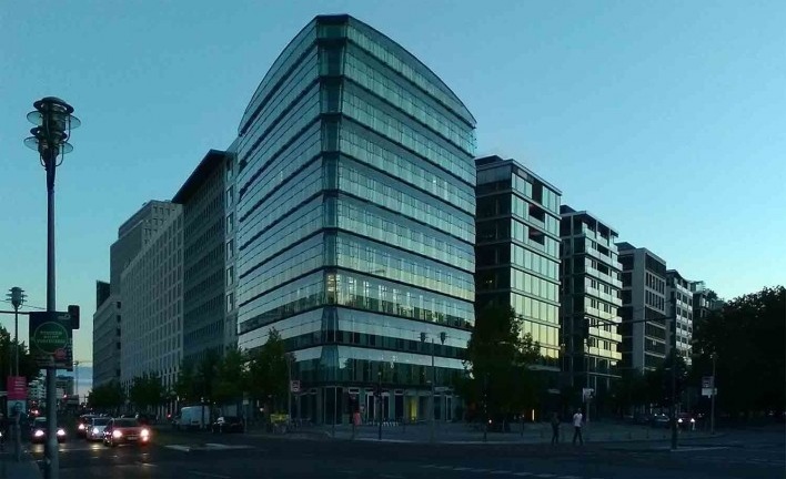 Vista ao entardecer do edifício comercial e residencial localizado próximo ao Tiergarten. Projeto do escritório Petzinka Pink. Localizado na área chamada Lenné-Dreieck, que foi ponto importante da fronteira entre Berlim Ocidental e Oriental<br />Foto Marcos Sardá Vieira, ago. 2016 