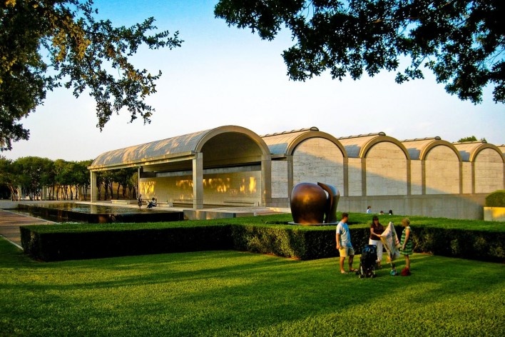 Museu de Arte Kimbell, Fort Worth, Texas, EUA, 1972. Arquiteto Louis I. Kahn<br />Foto Kevin Muncie/ Creative Commons 