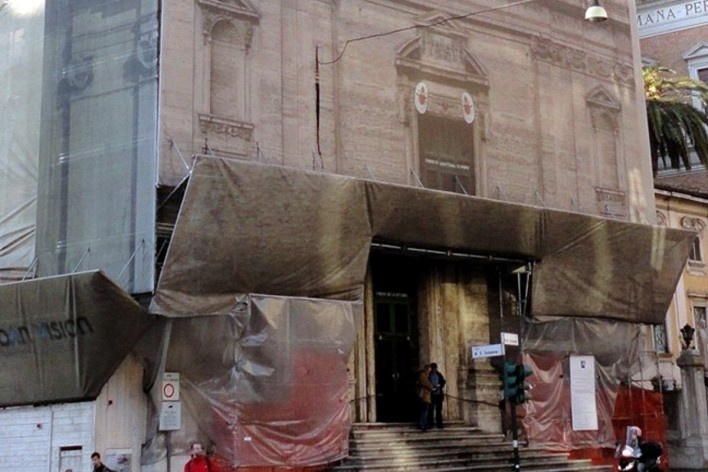 Recuperação da fachada da Igreja de Santa Maria della Vittoria, detalhe da entrada, Centro Histórico de Roma<br />Foto Petterson Dantas 