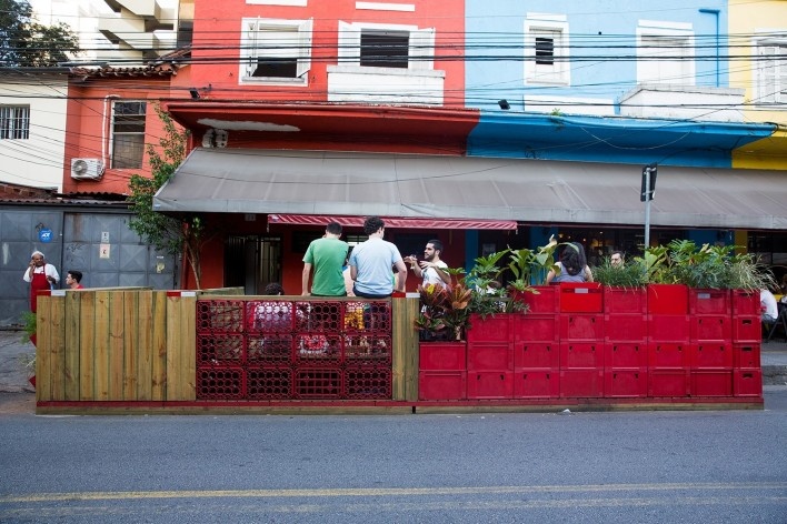 Parklet de engradados na Mateus Grou. Zoom, Instituto Mobilidade Verde e Contain It<br />Foto Sissy Eiko 