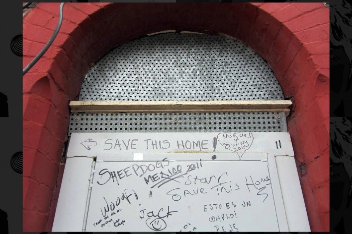 Tapume na Madryn Street nº 9 com as mensagens dos fãs: “Save this home”<br />Foto Victor Hugo Mori 