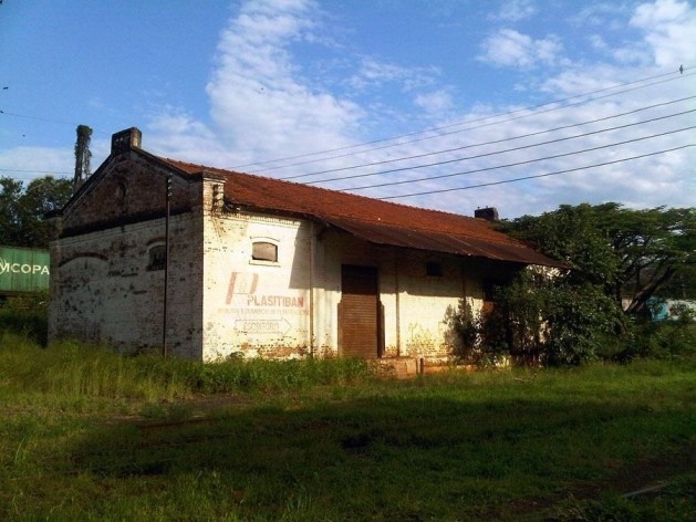 Galpão ferroviário abandonado da antiga Estrada de Ferro Araraquarense – EFA, Araraquara<br />Foto Abilio Guerra 