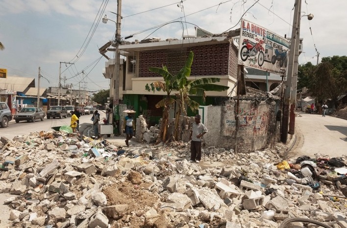 Porto Príncipe, Haiti, 2010. A população tenta retomar a vida com os escombros compondo a paisagem da cidade<br />Foto Alyson Montrezol 