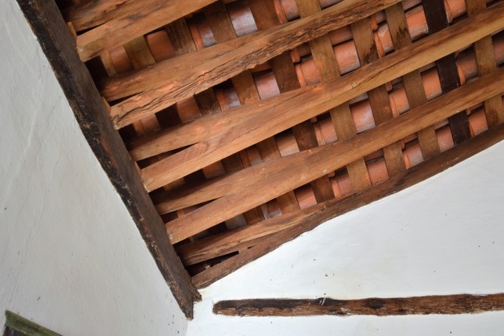 Capela de São João Batista, contra caibros, estrutura de telhado em caibro armado, extinto Arraial do Ferreiro, Goiás Velho GO, 2014<br />Foto Elio Moroni Filho 