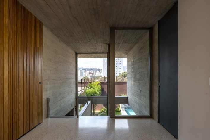 Casa Floresta, Belo Horizonte MG Brasil, 2021. Arquitetos Zargos Rodrigues, Rodrigo Pereira, Frederico Rodrigues, Carla Deltreggia, Ika Okamoto, Letícia Armond, Nathalia Melo e Laís Parreiras (autores) / Estúdio Zargos<br />Foto Jomar Bragança 