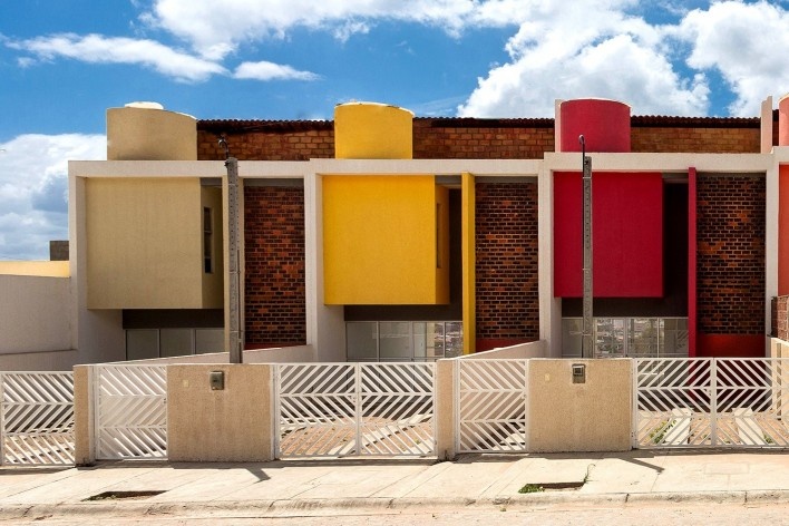 Sobrados Novo Jardim, Caruaru PE, 2016. Arquitetos Pablo Patriota, Bernardo Lopes e Mariana Caraciolo (autores) / Jirau Arquitetura<br />Foto/photo Antonio Preggo 
