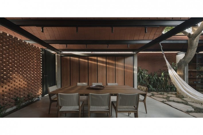 Casa Intermedia, Assunção, Paraguai, 2021. Arquitetos Horacio Cherniavsky, Viviana Pozzoli, Gabriela Ocampos, Franco Pinazzo e Rolph Vuyk (autores) / Equipo de Arquitectura<br />Foto Frederico Cairoli 