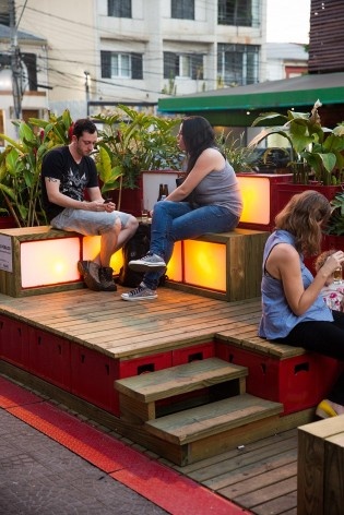 Parklet de engradados na Mateus Grou. Zoom, Instituto Mobilidade Verde e Contain It<br />Foto Sissy Eiko 