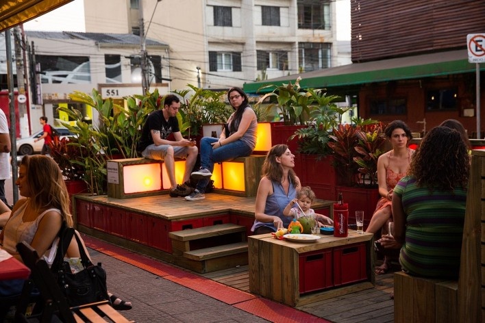 Parklet de engradados na Mateus Grou. Zoom, Instituto Mobilidade Verde e Contain It<br />Foto Sissy Eiko 