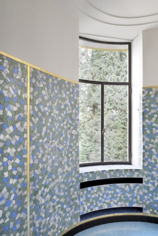 One of the bathrooms, covered with mosaics. This piece was fully restored<br />Foto Georges de Kinder  [Ma² - Metzger and Partners Architecture]