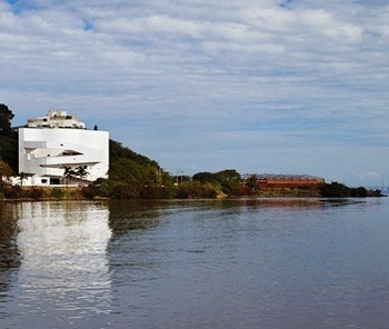 Fundação Iberê Camargo na orla do rio Guaiba, Porto Alegre. Arquiteto Álvaro Siza Vieira
<br />Foto Nelson Kon 