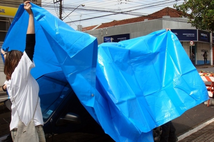 Artistas do Pparalelo empacotam carro na praça Luciano Esteves <br />Foto divulgação 