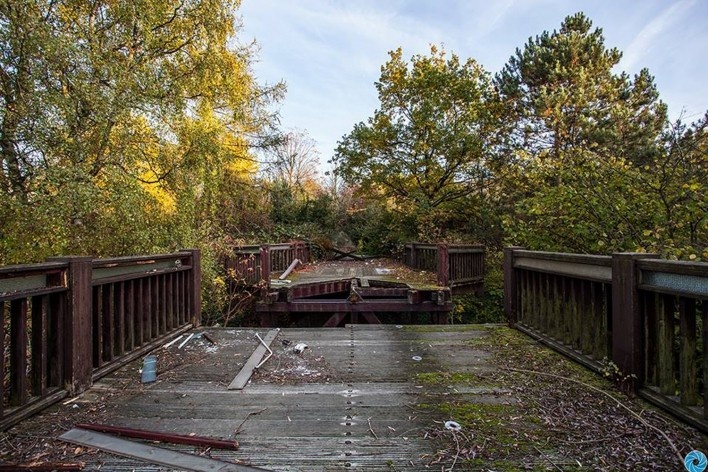 Al Andaluz, ponte de entrada obstruída para não impedir entrada, Berlim, anos 1990<br />Foto Felipe Feca 