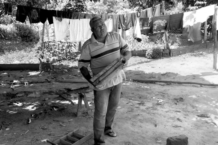 Na comunidade da onça o Sr. Expedito produz tijolos e telhas usados na construção das casas do vale do Peruaçu<br />Foto Lucas Bernalli Fernandes Rocha, 2018 