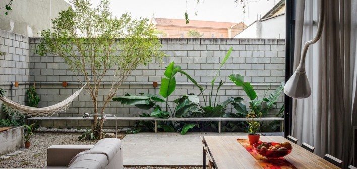 Casa Maracanã, São Paulo, terrace in the lower floor. Terra e Tuma arquitetos associados.<br />Foto Pedro Kok 