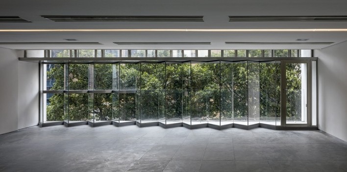RB12, caixilhos da fachada bioclimática, variações da modulação. Triptyque<br />Foto Leonardo Finotti 