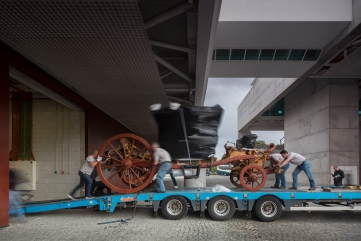 Museu Nacional dos Coches, transporte de peças para o espaço expositivo, Lisboa. Arquiteto Paulo Mendes da Rocha, MMBB arquitetos e Bak Gordon arquitetos<br />Foto Fernando Guerra  [FG+SG Architectural Photography]