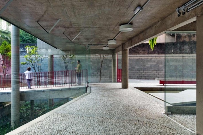 Edifício habitacional na Rua Simpatia. GrupoSP<br />Foto Nelson Kon 
