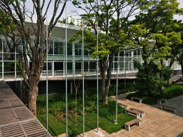 Centro de capacitação dos profissionais da educação Dra. Zilda Arns. Vista do bloco didático a partir do pátio interno, Carolina Penna Arquitetura e Urbanismo, 2008 – 2011. São Caetano do Sul, SP - Brasil<br />foto Nelson Kon 