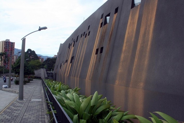 Museo Casa de la Mamória, vista lateral do museu e suas aberturas, Medellín, Colômbia. Arquiteto Juan David Botero<br />Foto Bruno Carvalho, ago. 2017 