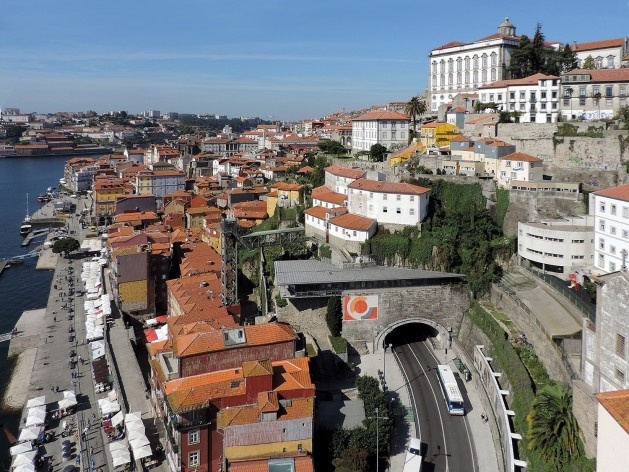 Porto, Ribeira e do Barredo, vistos do Ascensor da Ribeira, onde se concentram usos turísticos atraídos pelo rio Douro, com seus usos portuários; no denso tecido urbano do Barredo concentram-se moradias<br />Foto Andréa da Rosa Sampaio, 2016 