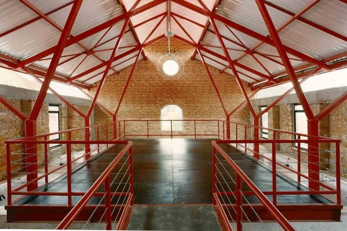Fábrica de Sal – Centro Educacional de Ribeirão Pires, mezanino do Centro de Qualificação de Professores, 2001-2003. Arquitetos Rafael Perrone e Márcio do Amaral<br />Foto Andres Otero 