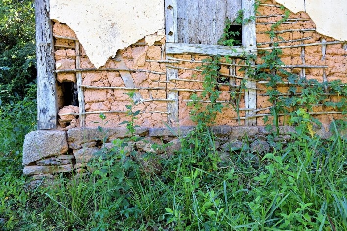 Parede externa de pau a pique sobre fundação de pedra, Distrito de Cachoeira do Brumado, Mariana MG, 2014<br />Foto Elio Moroni Filho 