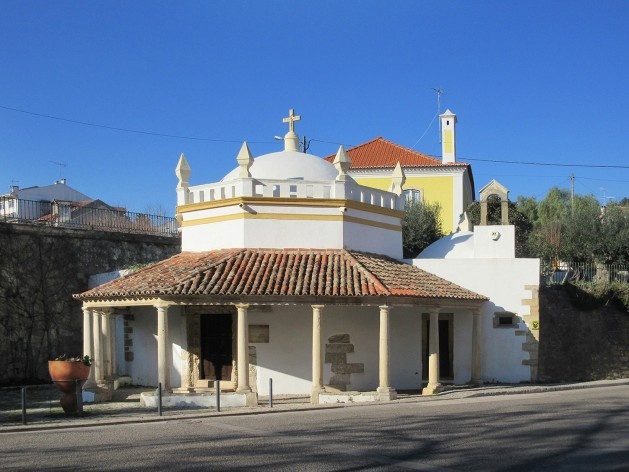 Capelinha alpendrada de São Gregório, no centro da cidade, Tomar, século 16<br />Foto Victor Hugo Mori 