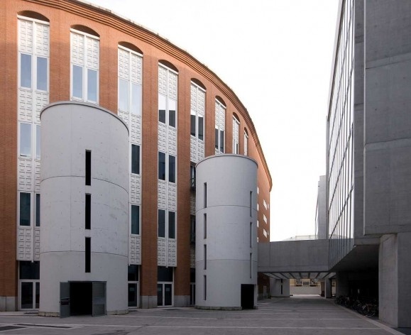 A nova Bocconi, Milão, Grafton Architects, projeto de 1999-2000, inauguração em 2008. A ligação com o conjunto projetado por Ignazio e Jacopo Gardella<br />Foto Lucas Corato 
