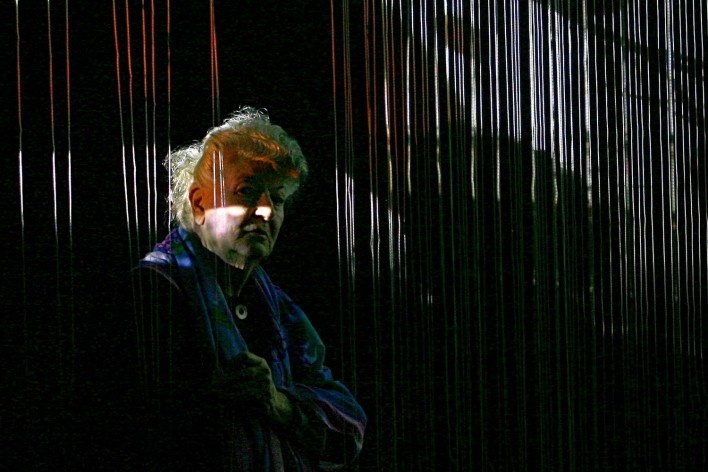 Marinella Pirelli diante de sua instalação <i>Projeção sobre fios</i>, detalhe, 2007<br />Foto divulgação  [Fondazione Marinella Pirelli]