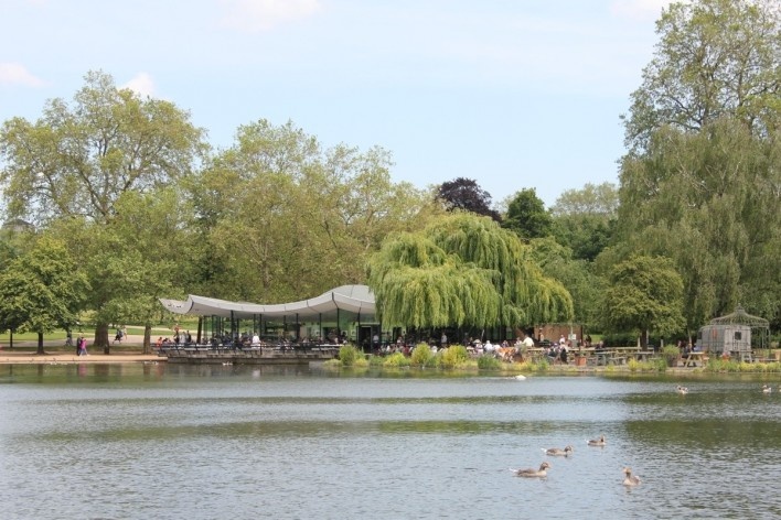 Restaurante a beira do lago no Hyde Park<br />Foto Vanessa Goulart Dorneles 