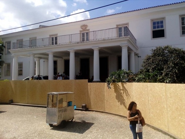 A Reitoria da Universidade Federal da Bahia, no bairro Canela, protegida pelos tapumes nos limites do circuito Osmar<br />Foto Volha Yermalayeva Franco 