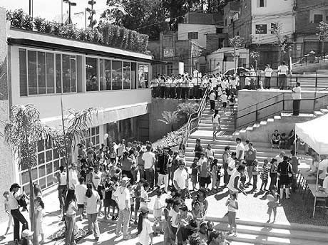 Ocupação de praça durante atividades<br />Imagem dos autores do projeto 