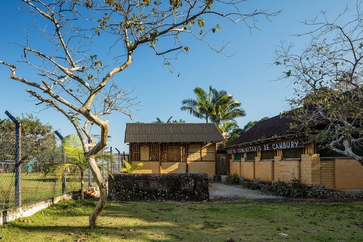 Centro comunitário Camburi, Ubatuba SP Brasil, 2018. CRU! Architects, Sven Mouton, Reintje Jacobs, Britt Christiaense e Jan Detavernier<br />Foto Nelson Kon 